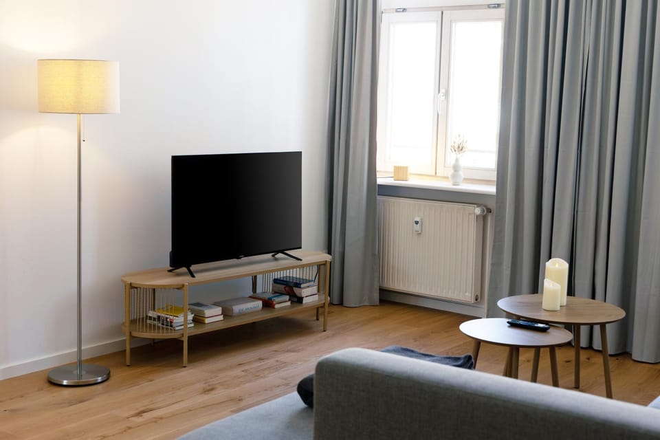 TV and multimedia, Living room, Seating area, Evening entertainment
