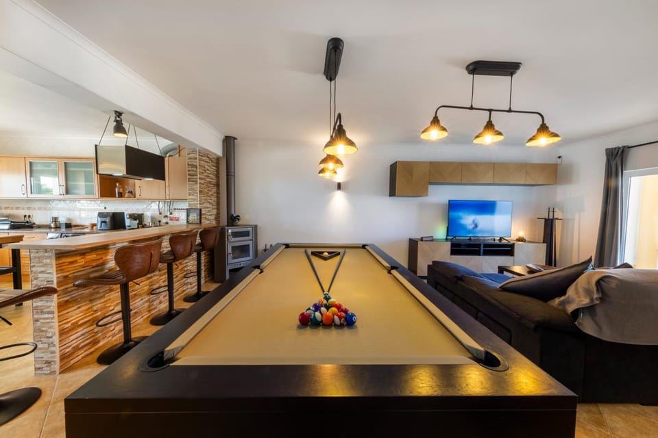 TV and multimedia, Kitchen or kitchenette, Living room, Seating area, Dining area