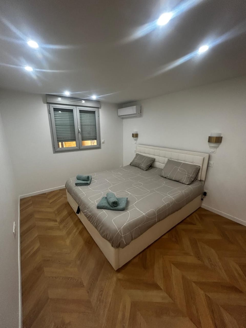 Bed, Photo of the whole room, Bedroom, towels