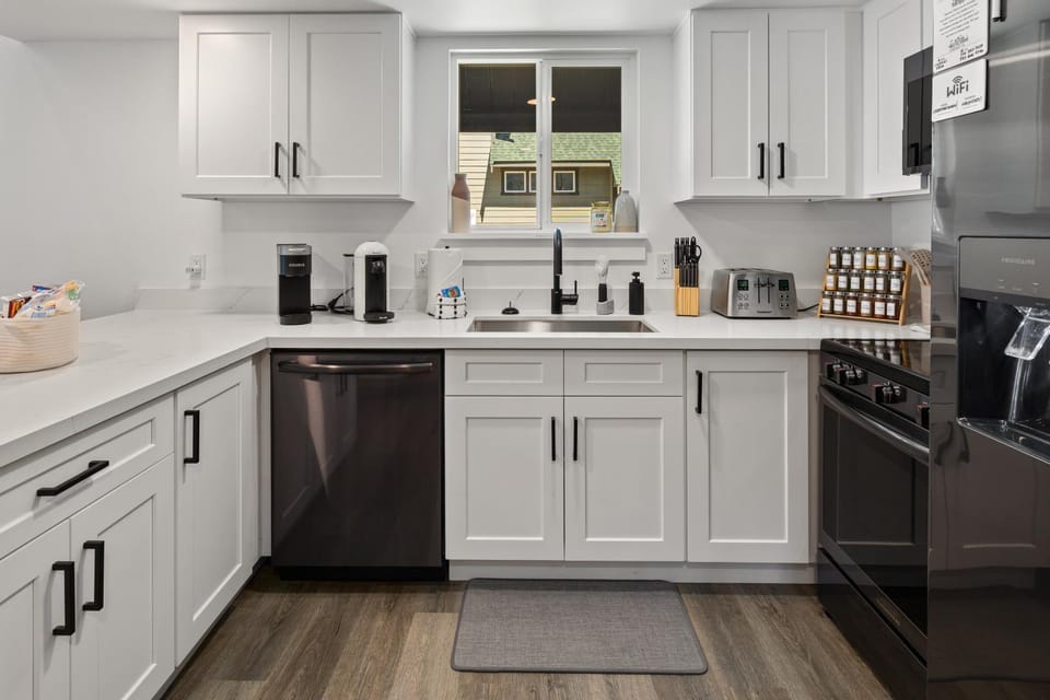 Coffee/tea facilities, Kitchen or kitchenette, dishwasher, oven, stove, toaster