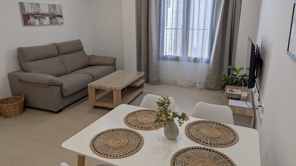 TV and multimedia, Living room, Seating area, Dining area