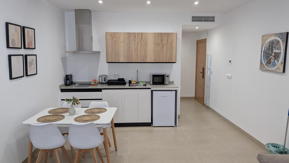 Coffee/tea facilities, Kitchen or kitchenette, Dining area, minibar, oven, stove, toaster