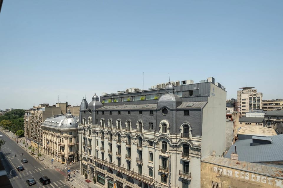 Property building, Day, City view, Location