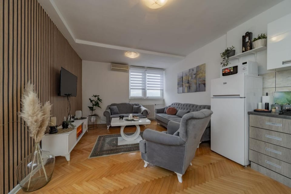 TV and multimedia, Kitchen or kitchenette, Living room, Seating area, Dining area, stove