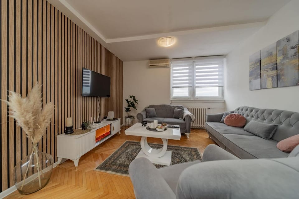 TV and multimedia, Living room, Seating area, air conditioner