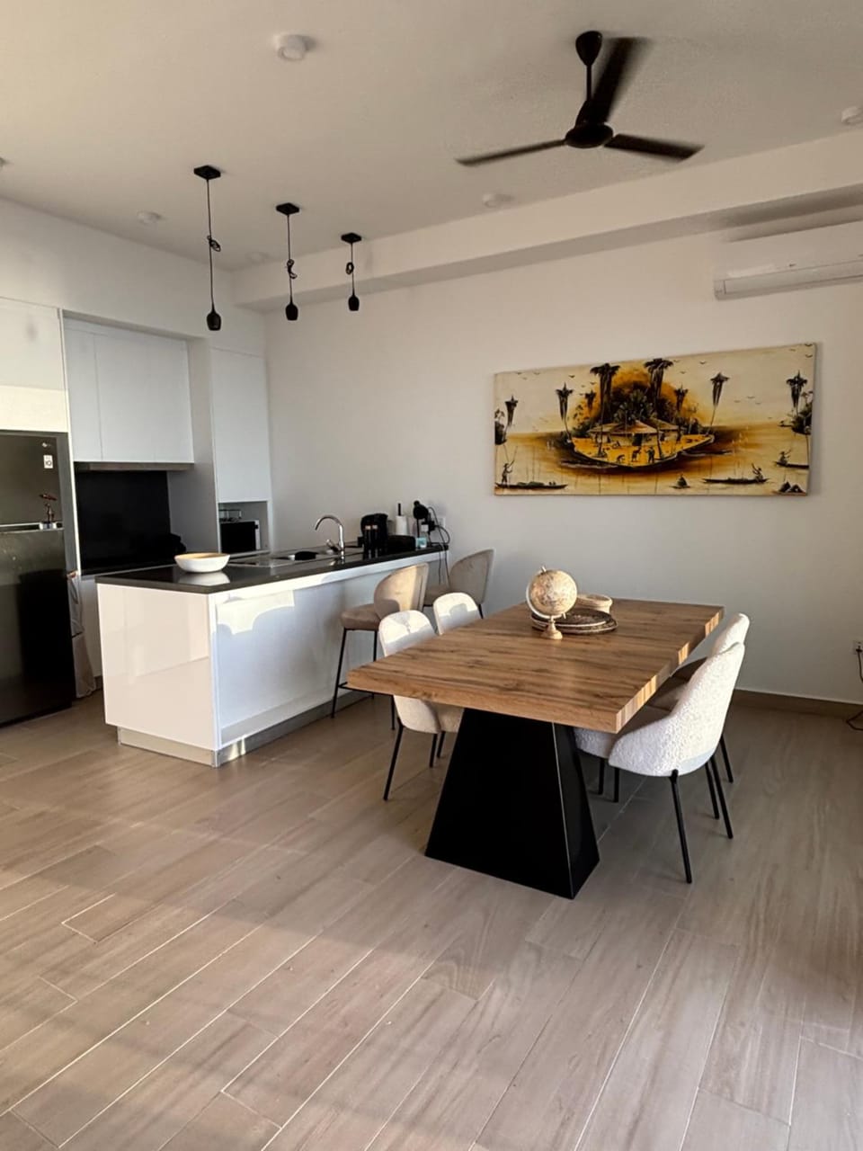 Kitchen or kitchenette, Dining area
