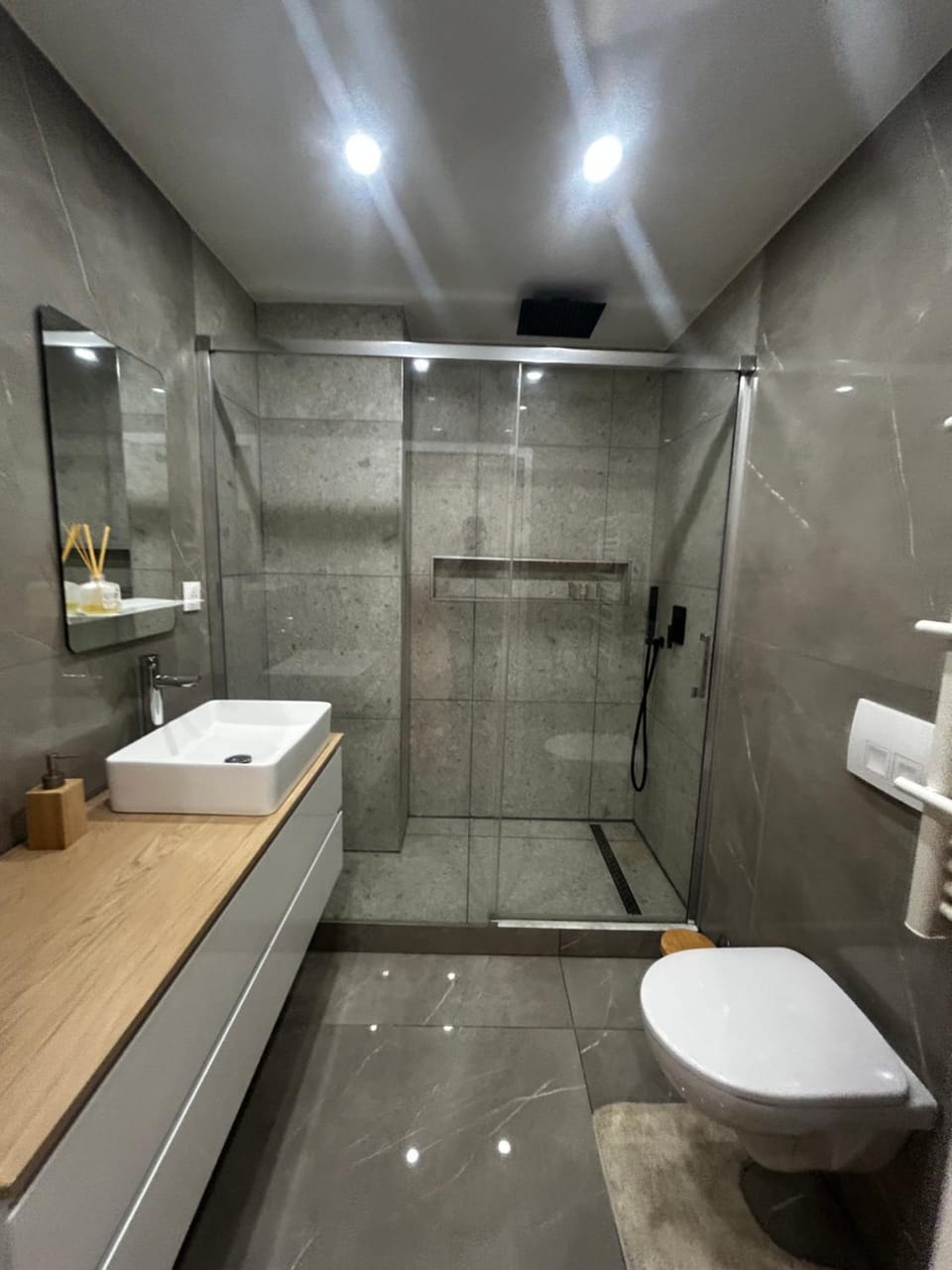 Shower, Toilet, Bathroom, towels