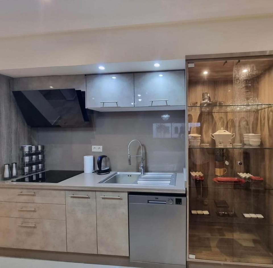 Modern gated apartment 2 bedroom 2 baths Beachside with pool Apartment in Casablanca