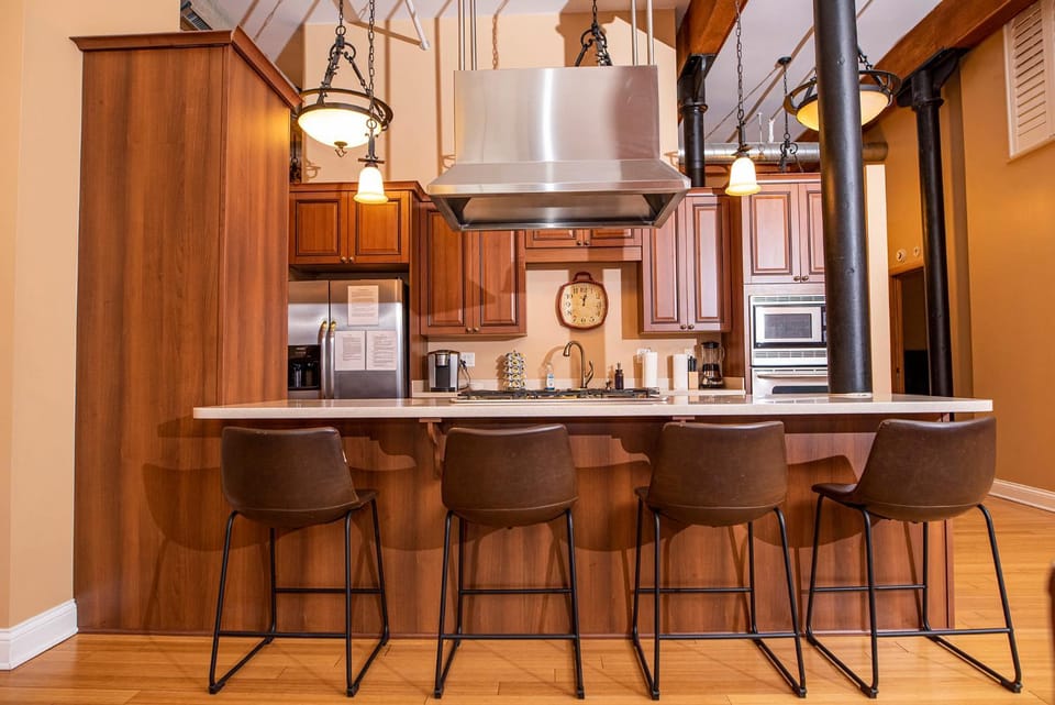 Luxurious Downtown Condo by Georgia St House in Indianapolis
