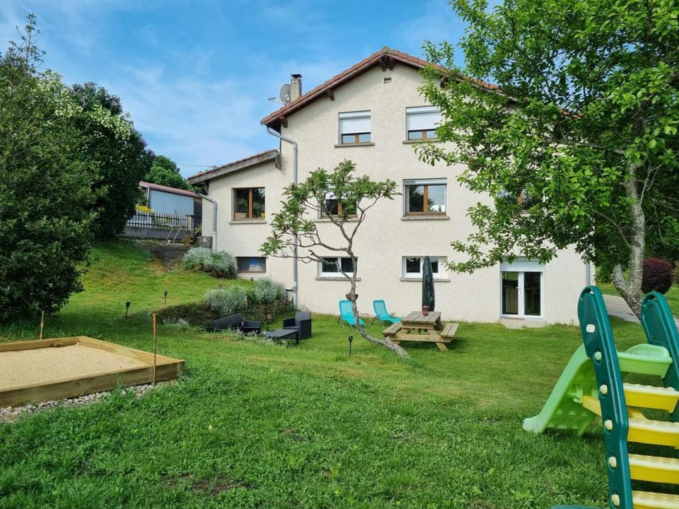 Gîte 4 pers. rénové avec jardin à La Versanne, Animaux acceptés - FR-1-496-369 House in Auvergne-Rhône-Alpes