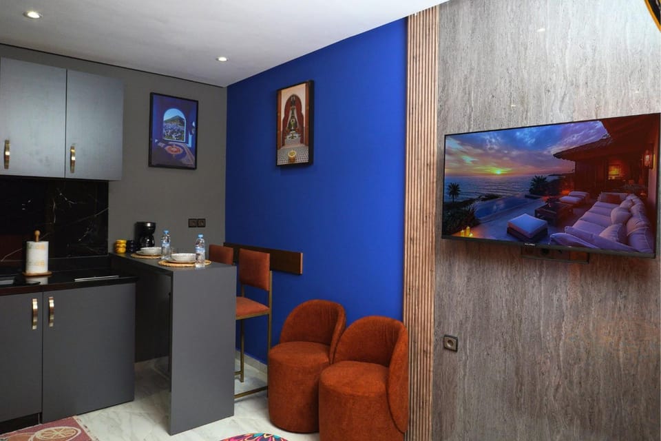 TV and multimedia, Kitchen or kitchenette, Living room, Seating area, Evening entertainment
