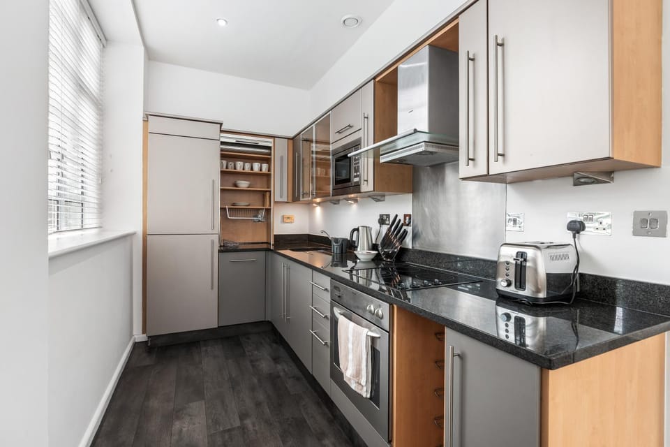 Coffee/tea facilities, Kitchen or kitchenette, dishwasher, microwave, oven, stove, toaster, washing machine