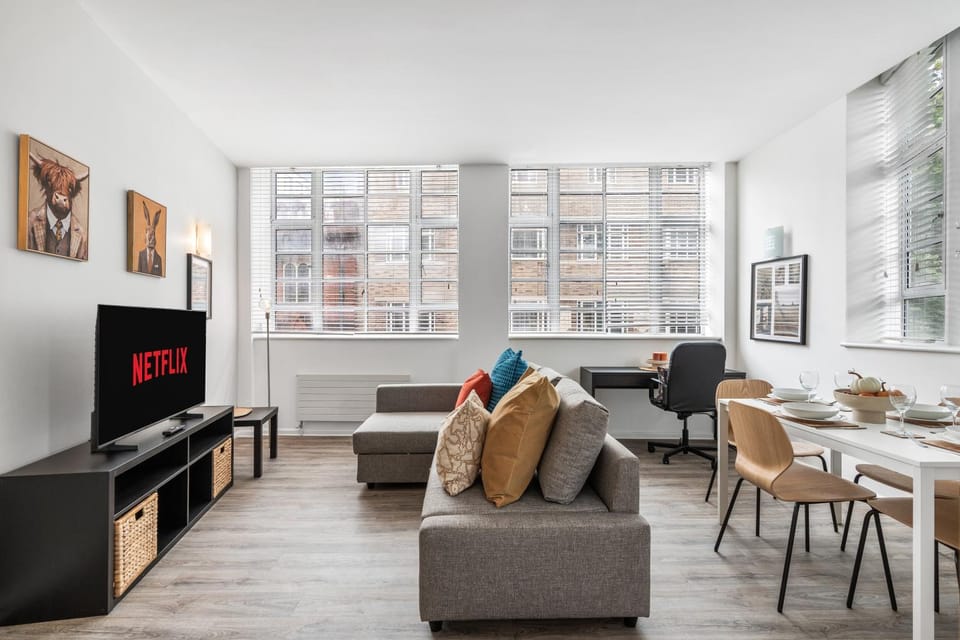 TV and multimedia, Living room, Seating area, Dining area