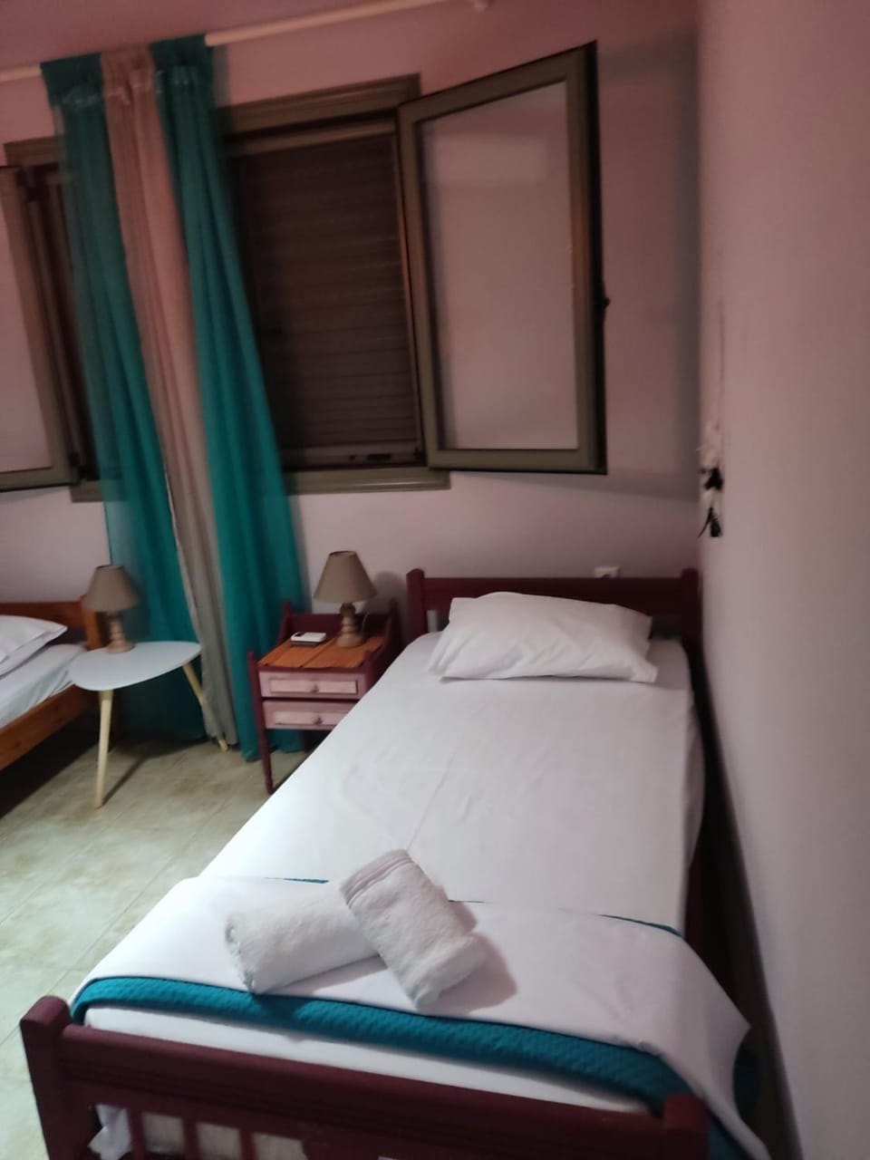 Bed, Bedroom, towels