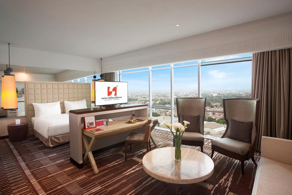 Communal lounge/ TV room, TV and multimedia, Living room, Seating area, Dining area, Evening entertainment
