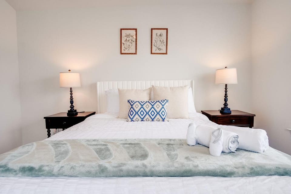 Bed, Bedroom, towels