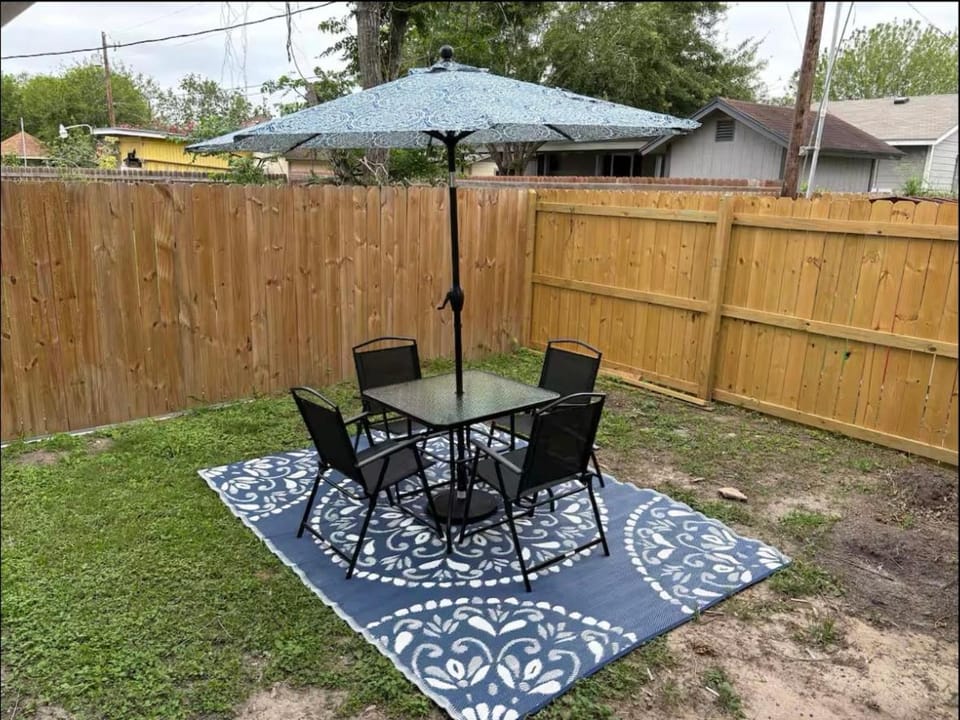 1 BR 1 Bath Airport SpaceX LNG WashDry Yard Patio Pets Apartment in Brownsville