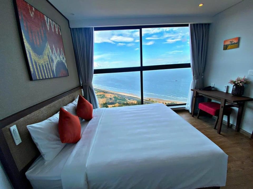 View (from property/room), City view, Lake view, Landmark view, Pool view, River view, Sea view, Swimming pool, Quiet street view