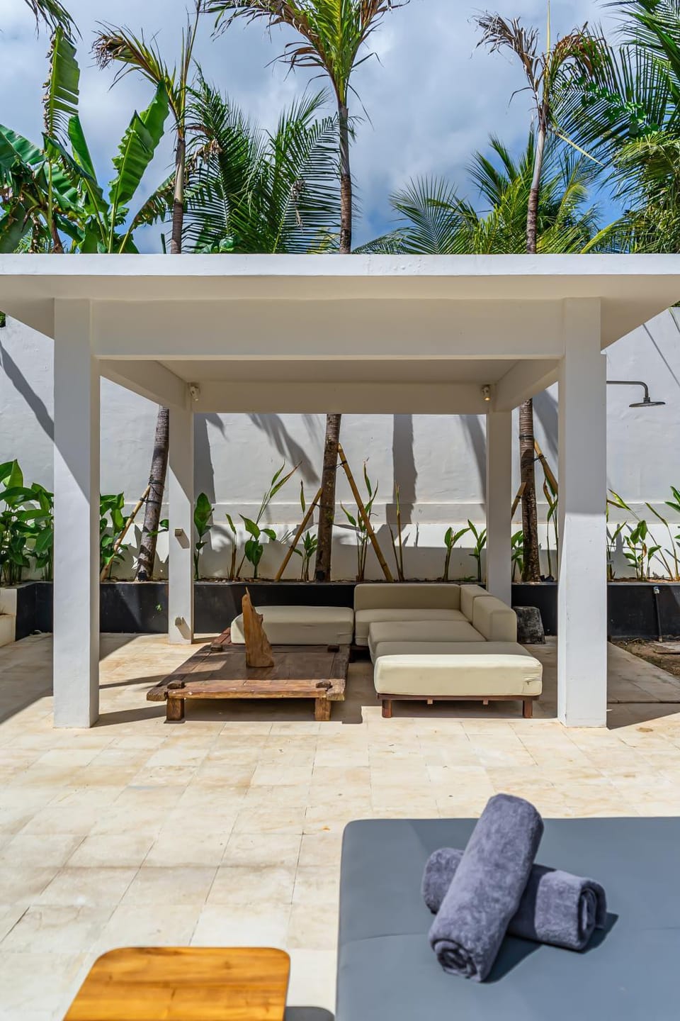 Villa Zenaya - Tropical 3BR Haven, Near Balangan Surf! Villa in Bali