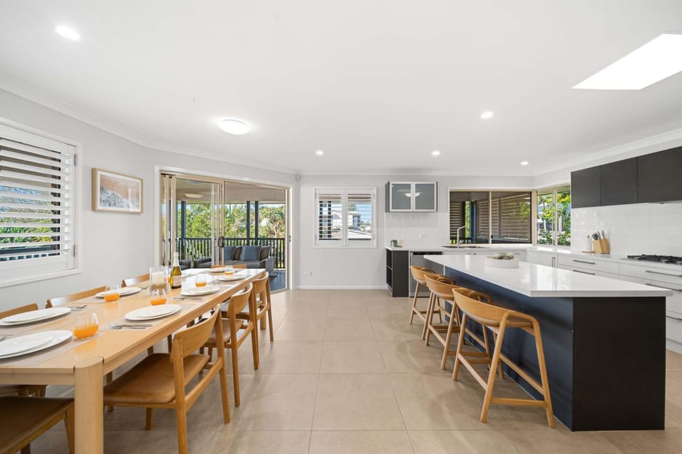 Kitchen or kitchenette, Dining area, stove