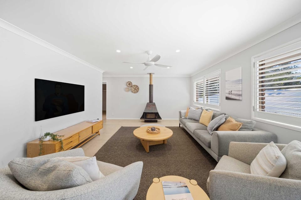 TV and multimedia, Living room, Seating area, fireplace