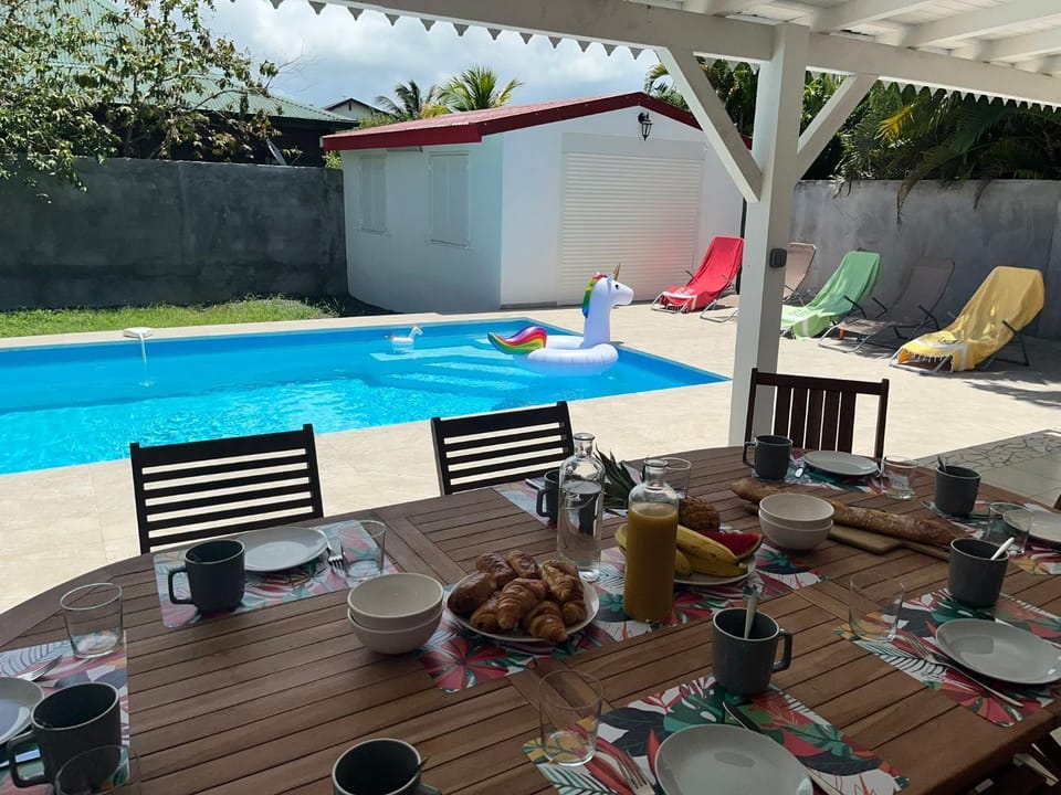 Patio, Day, Coffee/tea facilities, Food and drinks, Seating area, Dining area, Food, Pool view, Swimming pool, Breakfast, Continental breakfast, Drinks, sunbed