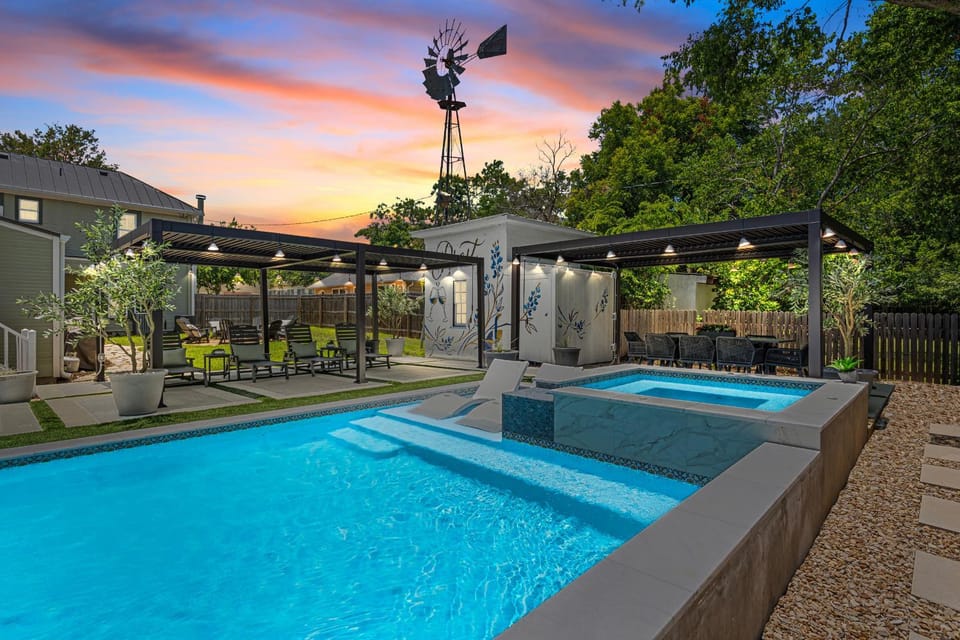 The Gold Haus-Spacious Luxurious Historic Home-2 Blocks to DT! House in Fredericksburg