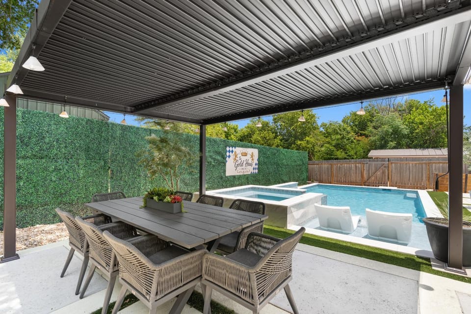 The Gold Haus-Spacious Luxurious Historic Home-2 Blocks to DT! House in Fredericksburg