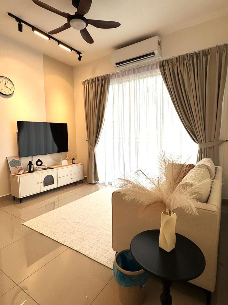Communal lounge/ TV room, TV and multimedia, Living room, Seating area, Evening entertainment, air conditioner