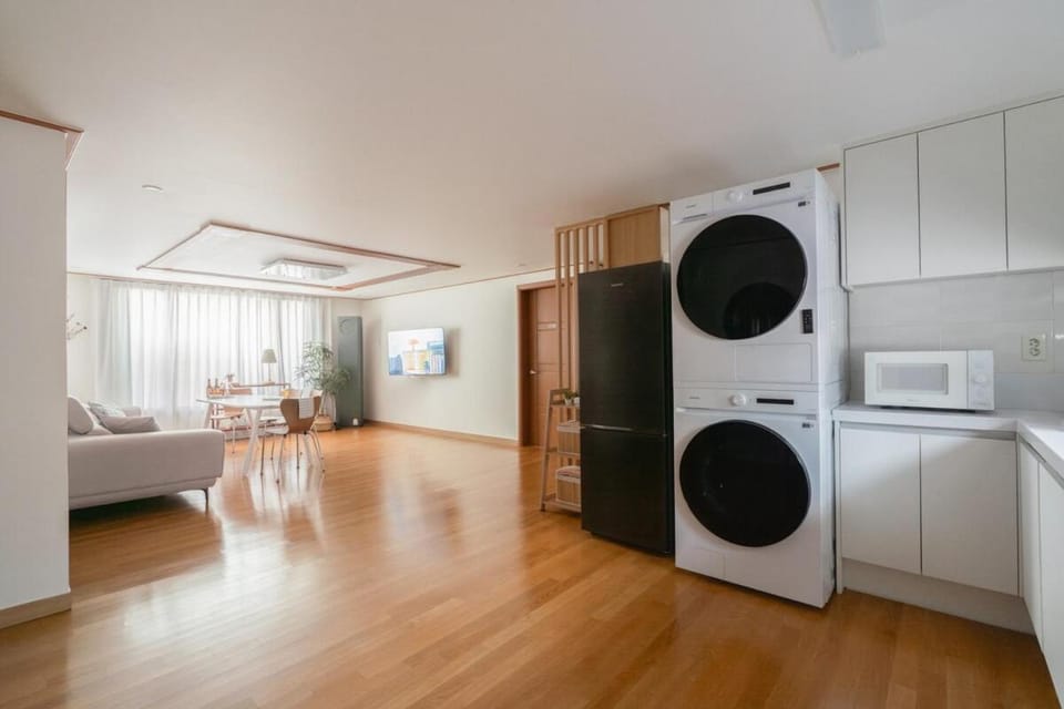 Communal lounge/ TV room, TV and multimedia, Kitchen or kitchenette, Living room, Seating area, Evening entertainment, washing machine, dryer, air conditioner