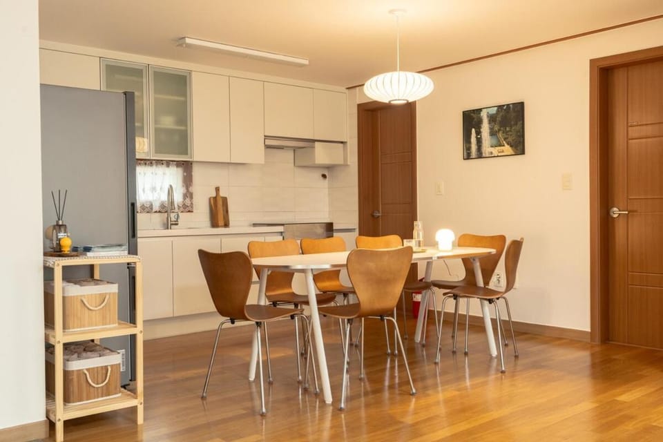 Kitchen or kitchenette, Dining area