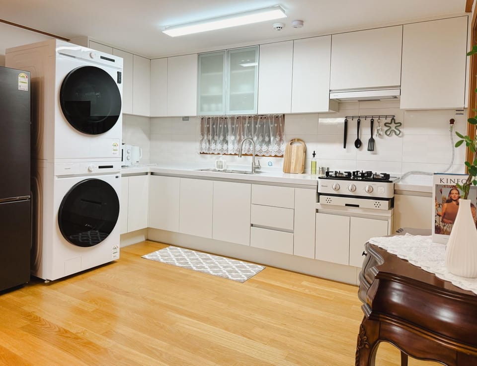Kitchen or kitchenette, washing machine, dryer