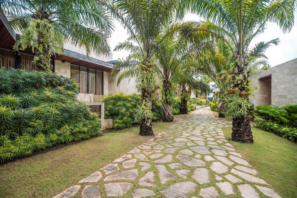 Property building, Facade/entrance, Neighbourhood, Natural landscape, Garden, Garden view