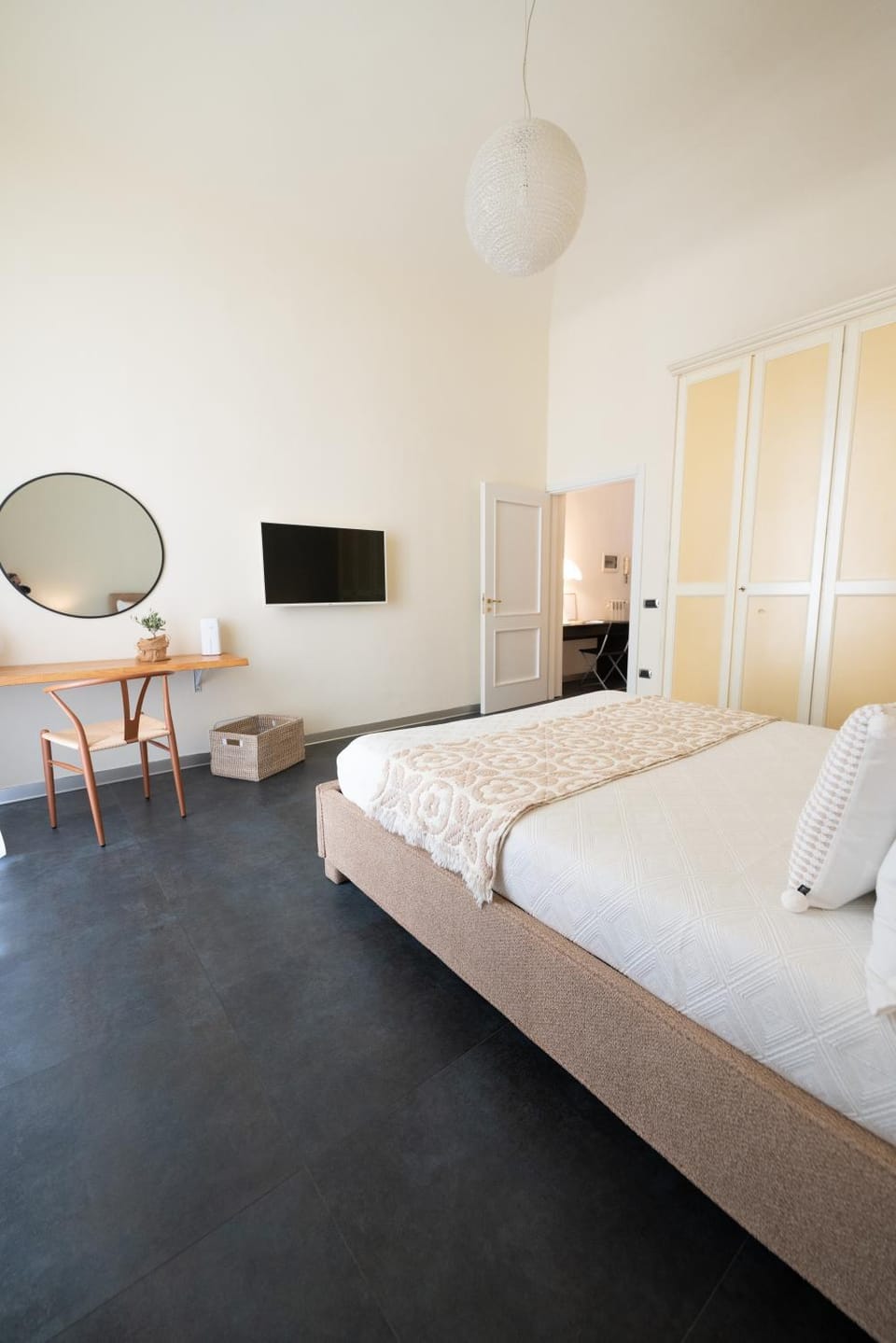 Bed, TV and multimedia, Photo of the whole room, Bedroom, wardrobe