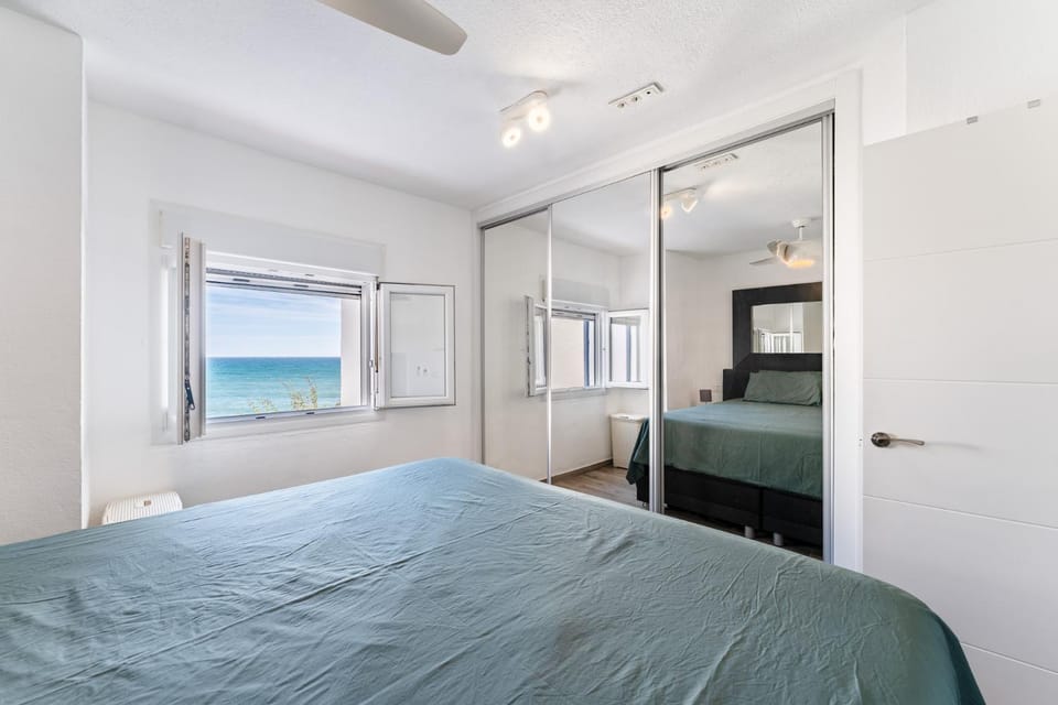 Calahonda Beach - Beachfront 2 Bedroom House Beautifully revovated House in Sitio de Calahonda