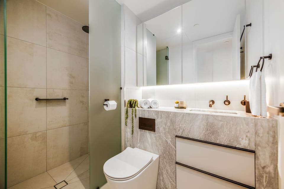 Shower, Toilet, Bathroom, towels