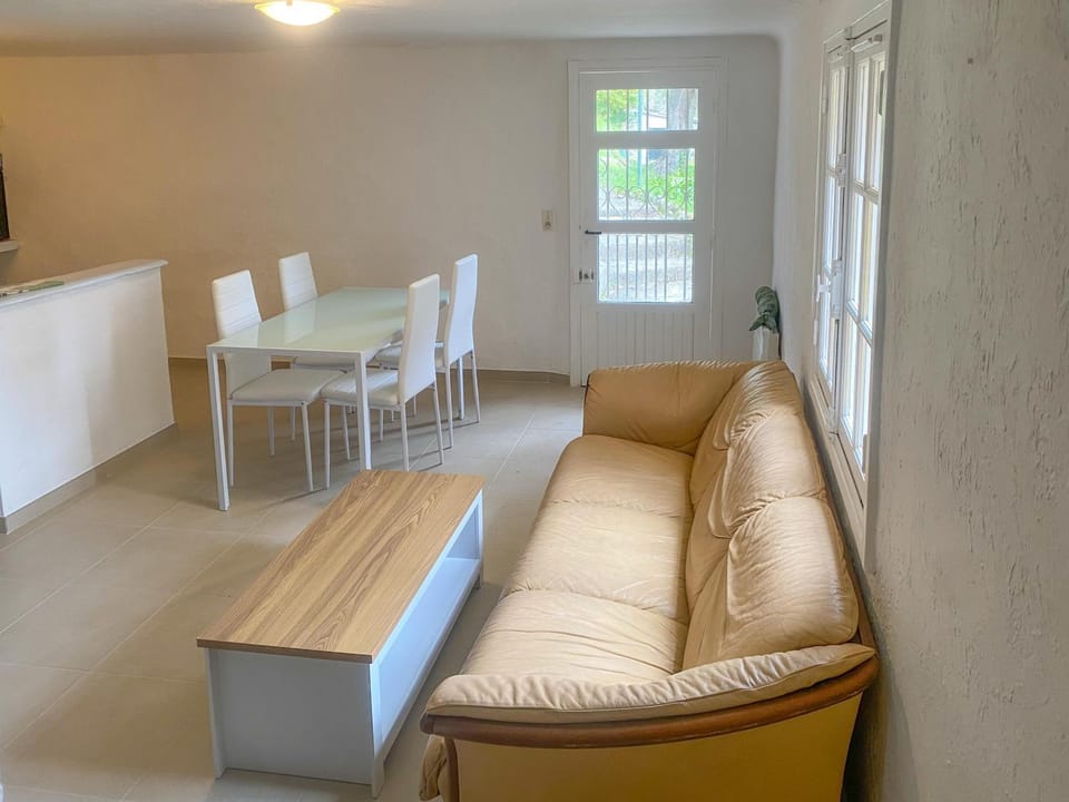 Garden, pool and 15 mins walk to village Apartment in Vence