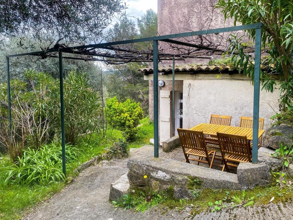 Garden, pool and 15 mins walk to village Apartment in Vence