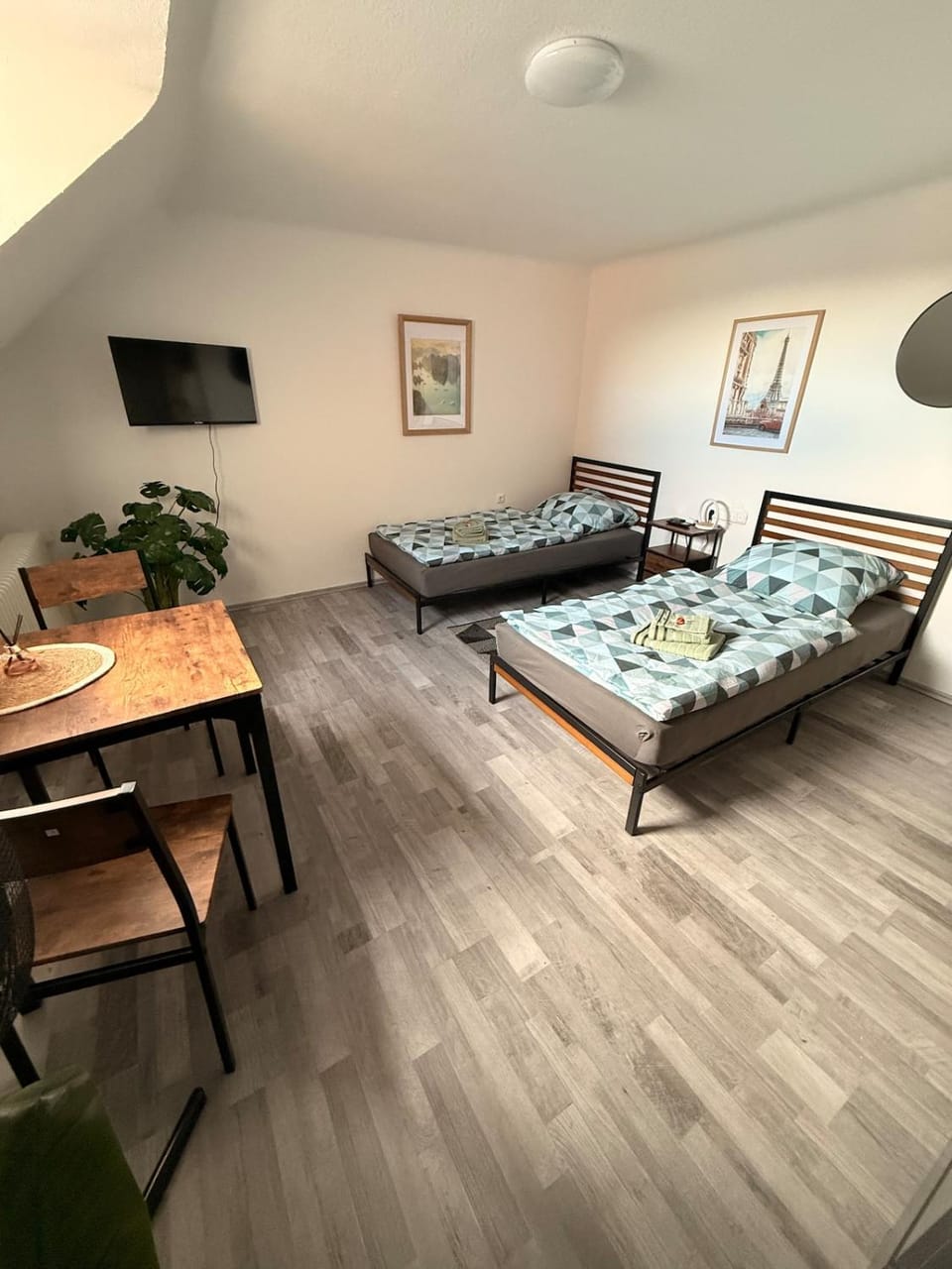 Bed, TV and multimedia, Photo of the whole room, Bedroom