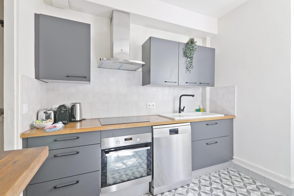Coffee/tea facilities, Kitchen or kitchenette, dishwasher, oven, stove