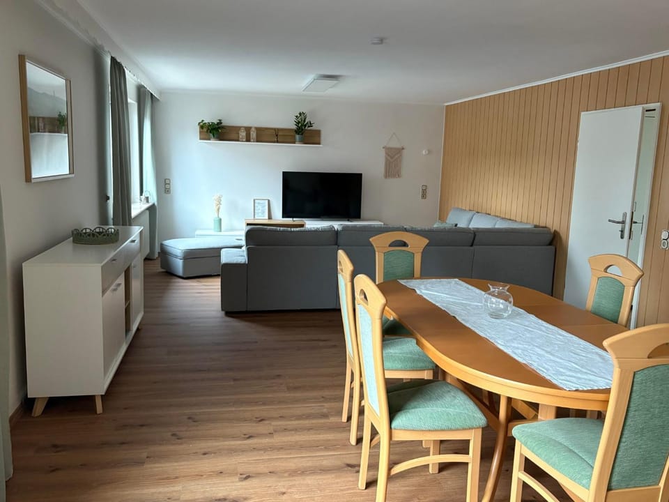 TV and multimedia, Living room, Seating area, Dining area