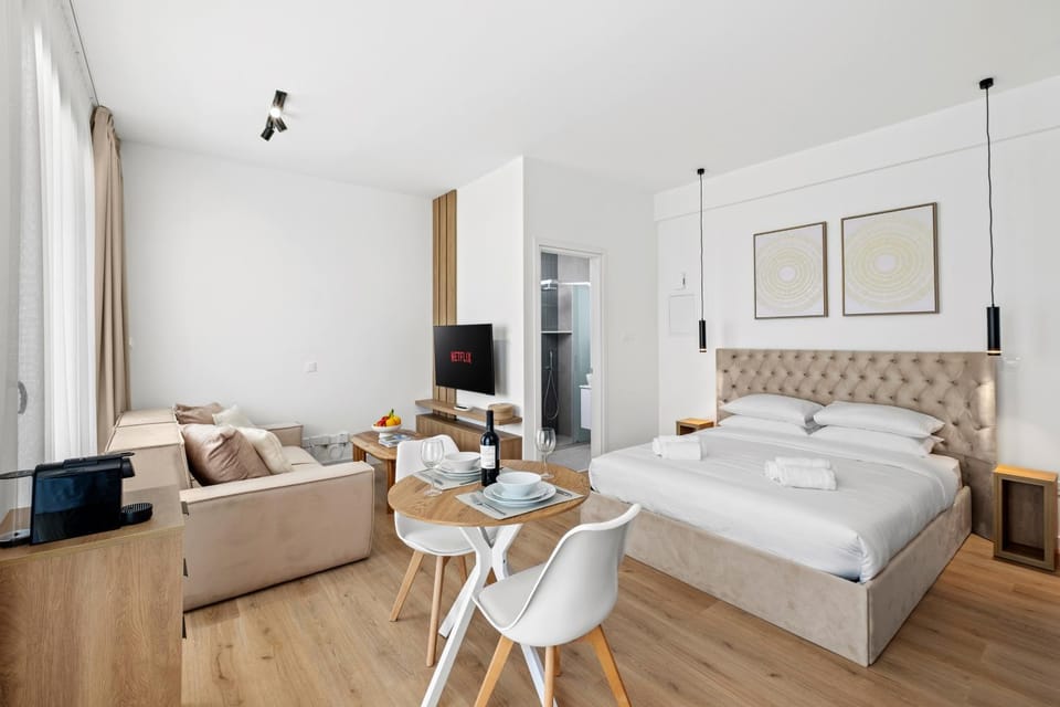 Bed, TV and multimedia, Living room, Photo of the whole room, Seating area, Evening entertainment