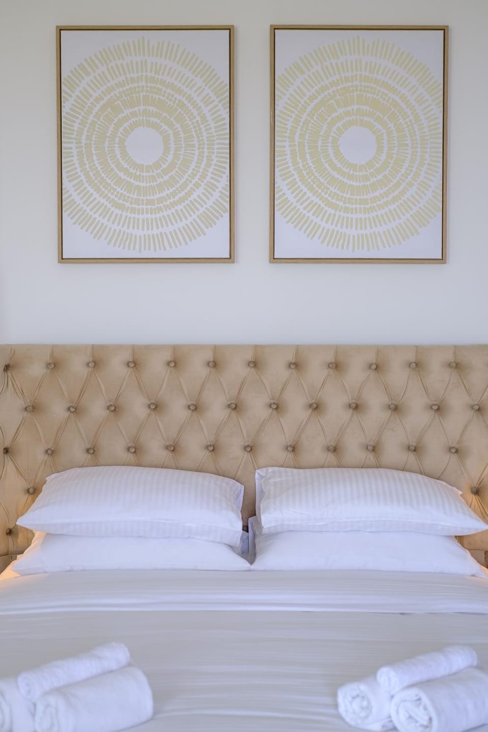 Bed, towels