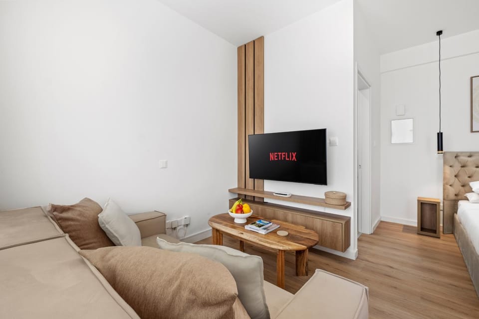 TV and multimedia, Living room, Seating area, Evening entertainment