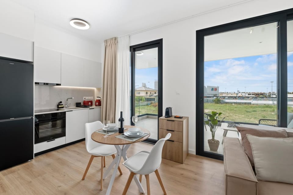 Balcony/Terrace, Kitchen or kitchenette, Dining area, stove, toaster