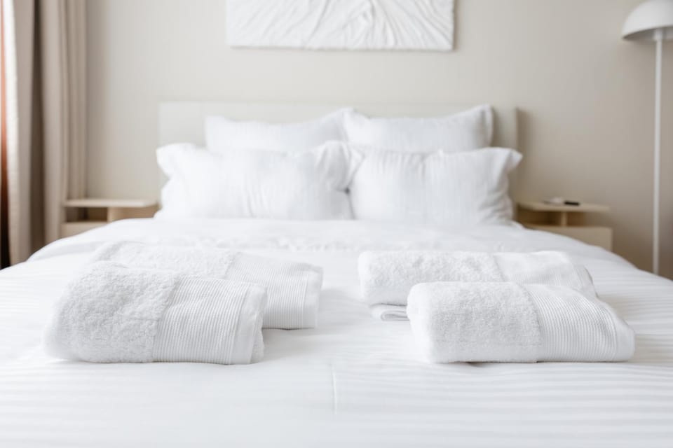 Bed, Bedroom, towels