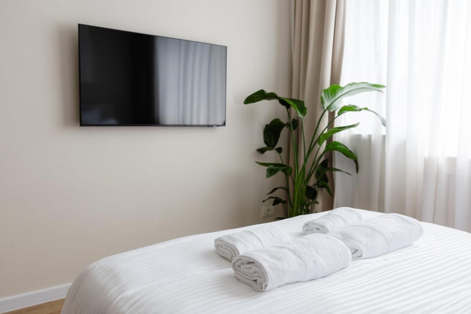 Bed, TV and multimedia, towels