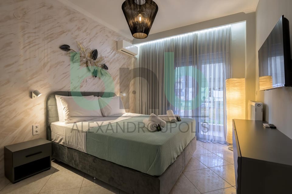 Bed, TV and multimedia, Photo of the whole room, Bedroom, towels