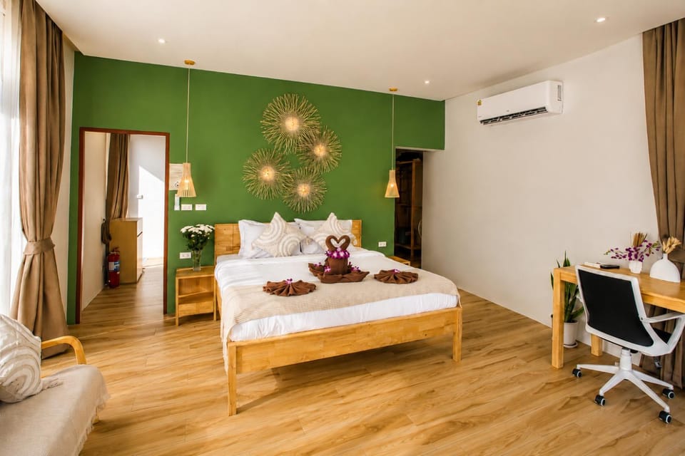 Bed, Living room, Photo of the whole room, Seating area, Bedroom, towels, air conditioner