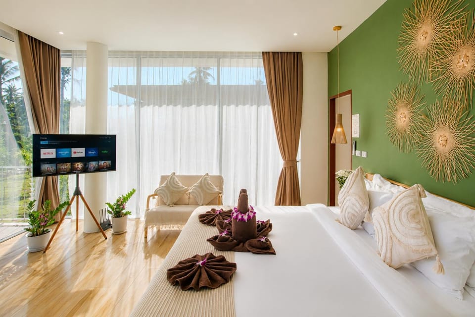 Bed, TV and multimedia, Living room, Photo of the whole room, Seating area, Bedroom, towels